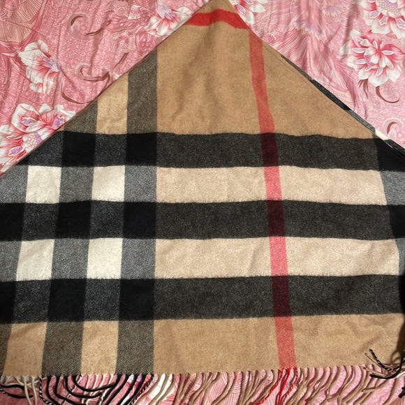 Authentic Burberry Cashmere Scarf - Picture 5 of 6